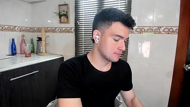 Snapshot of Andy-Vera chatting on 17, 12, 2025 Andy-Vera online show from 17, 12, 2025