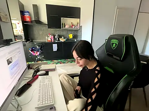 Snapshot of Chloe_Ricci chatting on 5, 11, 2025 Chloe Ricci online show from 5, 11, 2025