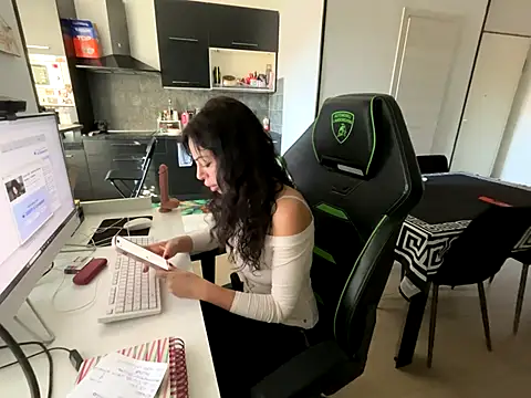 Snapshot of Chloe_Ricci chatting on 10, 11, 2025 Chloe Ricci online show from 10, 11, 2025