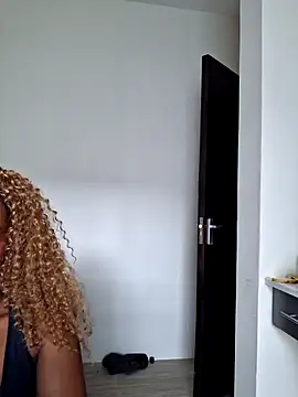 Snapshot of Kamdollie chatting on 28, 10, 2025 Kamdollie online show from 28, 10, 2025