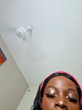 Snapshot of Kamdollie chatting on 22, 11, 2025 Kamdollie online show from 22, 11, 2025