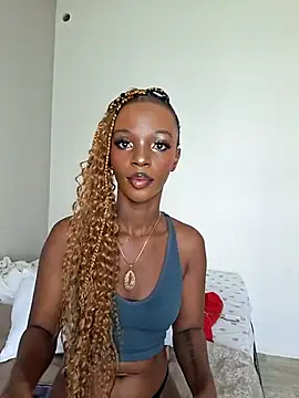 Snapshot of Kamdollie chatting on 28, 11, 2025 Kamdollie online show from 28, 11, 2025