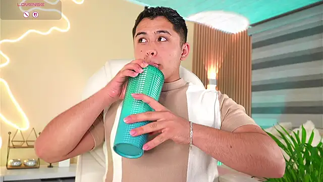 Snapshot of MatiasKorn chatting on 8, 11, 2025 MatiasKorn online show from 8, 11, 2025