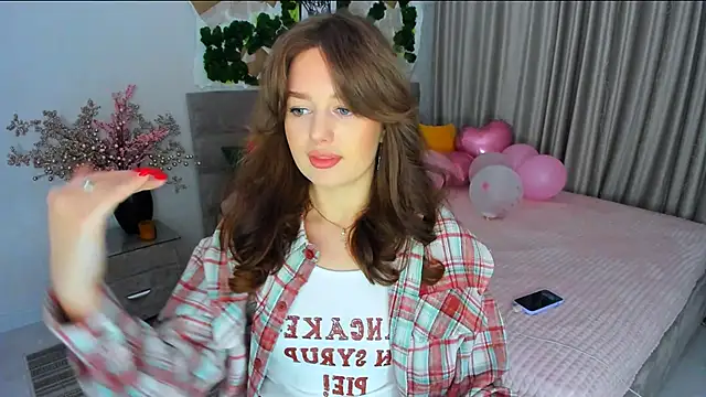 Snapshot of MiracleCurly chatting on 5, 3, 2025 MiracleCurly online show from 5, 3, 2025