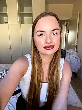 Snapshot of ElenaRebelle chatting on 2, 10, 2025 ElenaRebelle online show from 2, 10, 2025