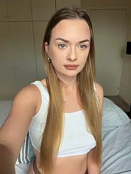 Snapshot of ElenaRebelle chatting on 4, 5, 2026 ElenaRebelle online show from 4, 5, 2026