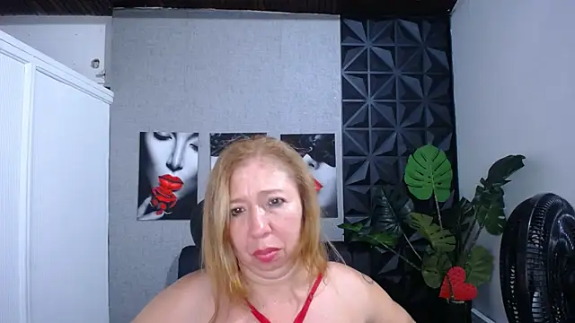 Snapshot of Valentinaa_mature chatting on 6, 6, 2026 Valentinaa mature online show from 6, 6, 2026