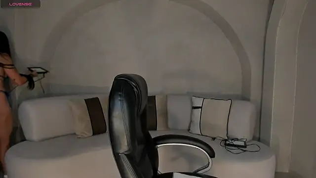 LizzHamilton   online show from 5, 11, 2025