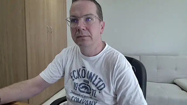 Snapshot of BrettJ81 chatting on 11, 4, 2026 BrettJ81 online show from 11, 4, 2026