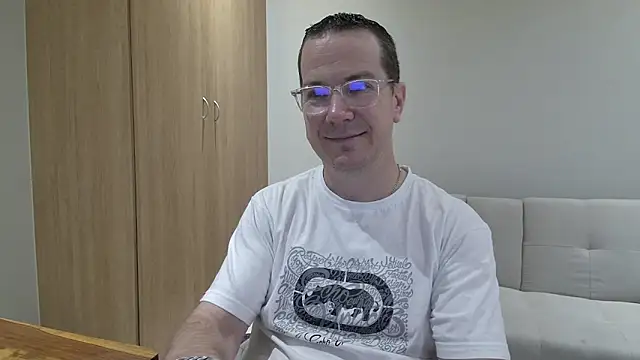 Snapshot of BrettJ81 chatting on 17, 4, 2026 BrettJ81 online show from 17, 4, 2026