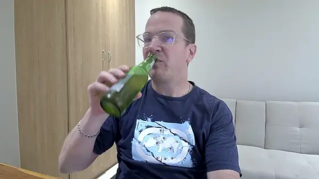 Snapshot of BrettJ81 chatting on 20, 4, 2026 BrettJ81 online show from 20, 4, 2026