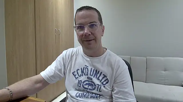 Snapshot of BrettJ81 chatting on 22, 4, 2026 BrettJ81 online show from 22, 4, 2026