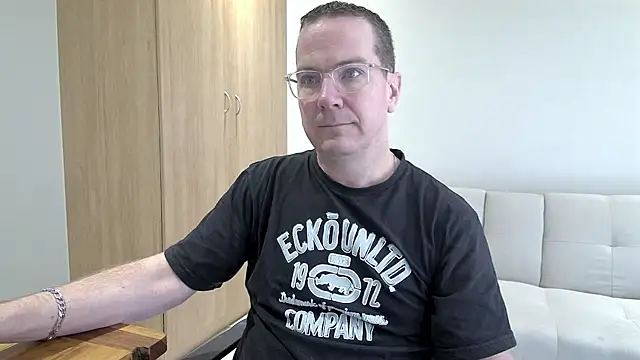 Snapshot of BrettJ81 chatting on 27, 4, 2026 BrettJ81 online show from 27, 4, 2026