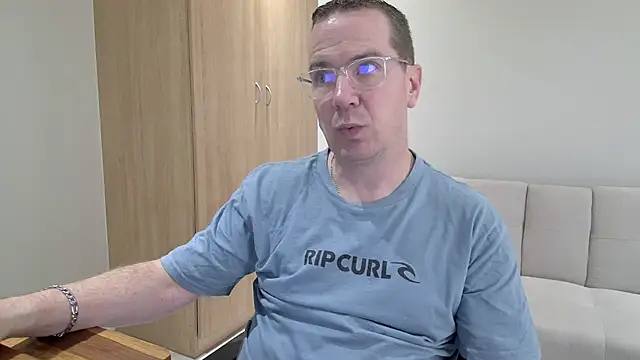 Snapshot of BrettJ81 chatting on 28, 4, 2026 BrettJ81 online show from 28, 4, 2026